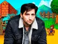 El creador de Stardew Valley, Eric Barone, posa frente a su mundo pixelado.