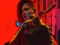 Una mujer con un corte de pelo asimétrico y cicatrices cibernéticas sostiene un arma futurista. Arte promocional de Cyberpunk 2077 Phantom Liberty.