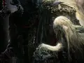 Miquella, el ser más puro de Elden Ring, envuelto en seda dorada, es sostenido por una figura sombría.