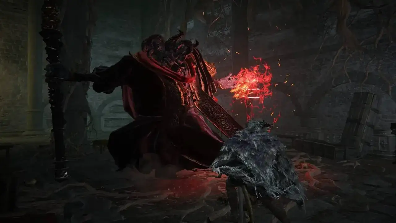 Mohg el Augurio, con su túnica carmesí y cuernos amenazantes, desata fuego infernal contra un guerrero cubierto de plumas.